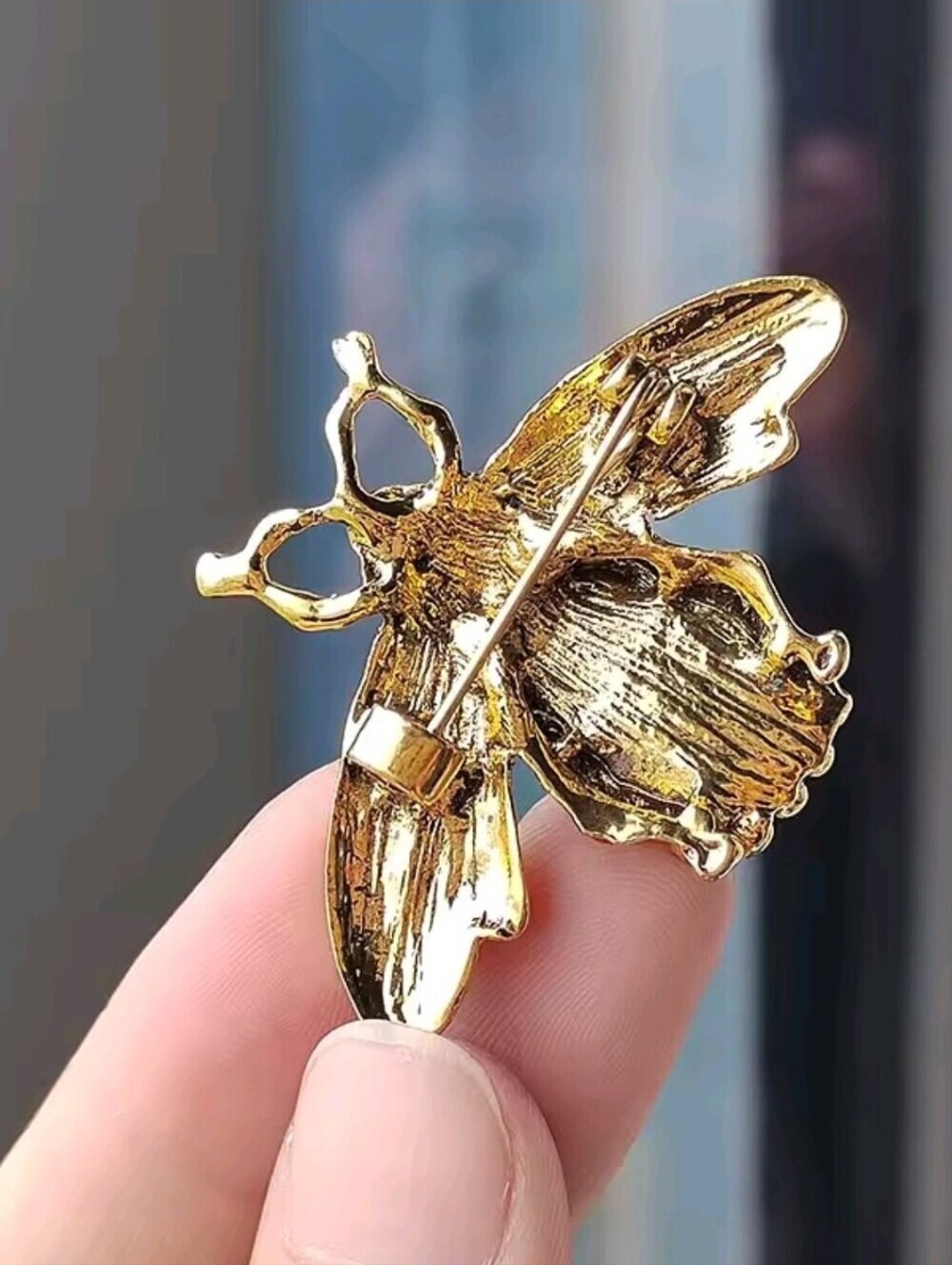 Gold Bee Brooch with Emerald Green Stones - Picture 8 of 8